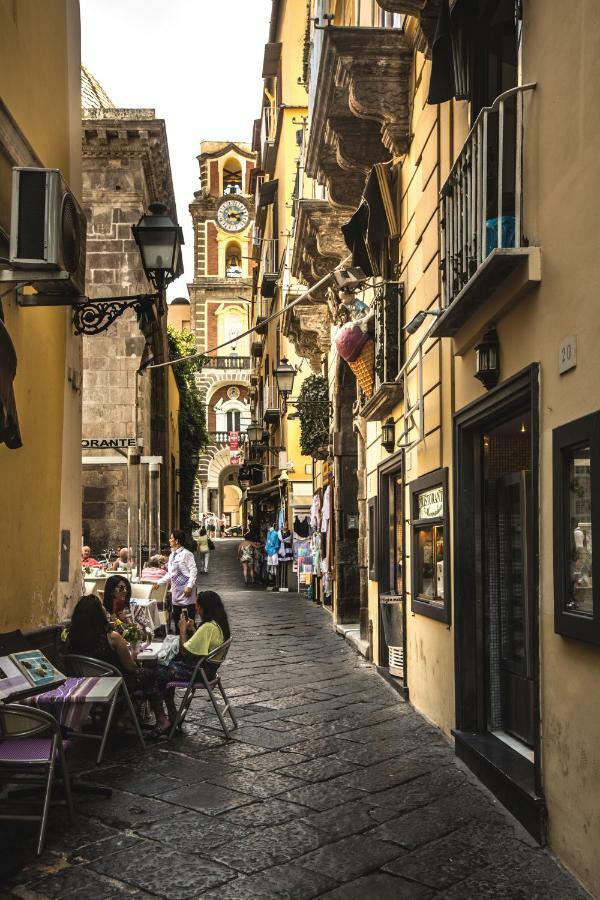Holiday Sorrento Center Exteriör bild
